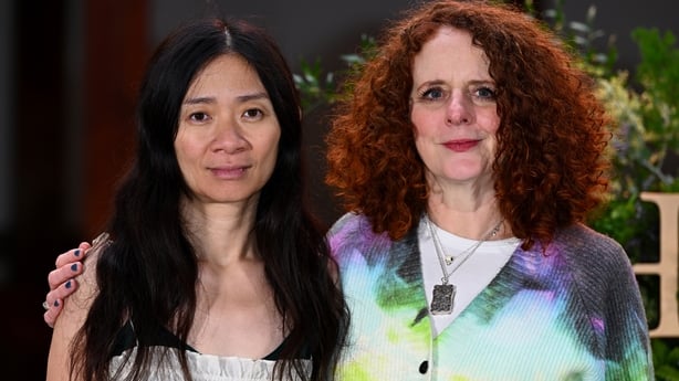 (LR) ChloÃ© Zhao og Maggie O'Farrell deltar pÃ¥ fotosamtalen for Hamnet pÃ¥ Shakespeare's Globe 17. desember 2025 i London