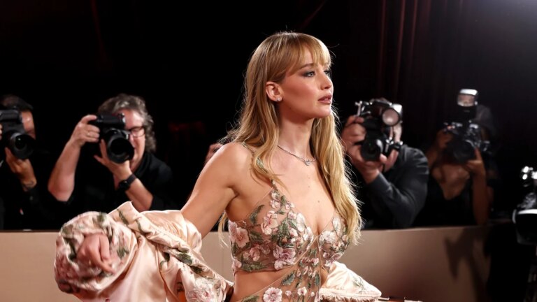 Her er hva kjendisene hadde pÃ¥ seg til den 83. Golden Globes
    

