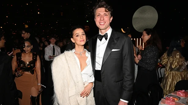 Marisa Abela og Jamie Bogyo deltar pÃ¥ Fashion Awards 2025 i Royal Albert Hall i London 1. desember 2025