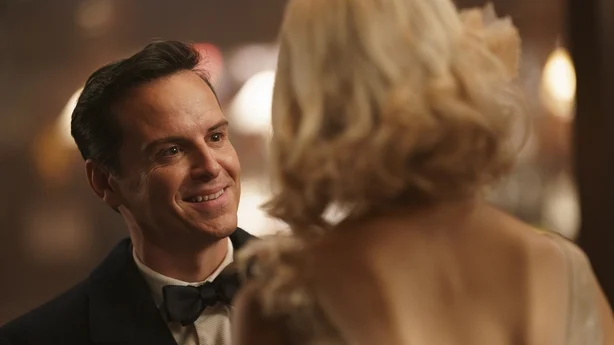 Andrew Scott smiler i en scene fra Blue Moon