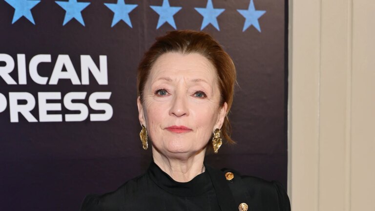 Lesley Manville reflekterer over returen til teaterforestillingen 40 Ã¥r senere
    

