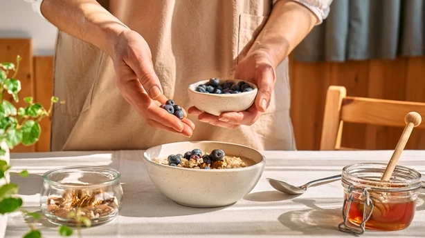 Kvinne forbereder sunn diett vegansk næringsrik frokost