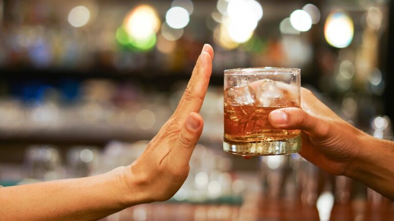 NÃ¸ktern nysgjerrig? En psykologs tips for Ã¥ kutte ned pÃ¥ alkohol
    

