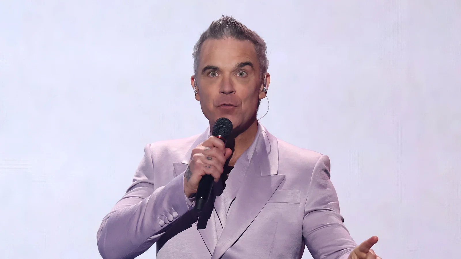 Robbie Williams overrasker fansen med tidlig utgivelse av nytt album
