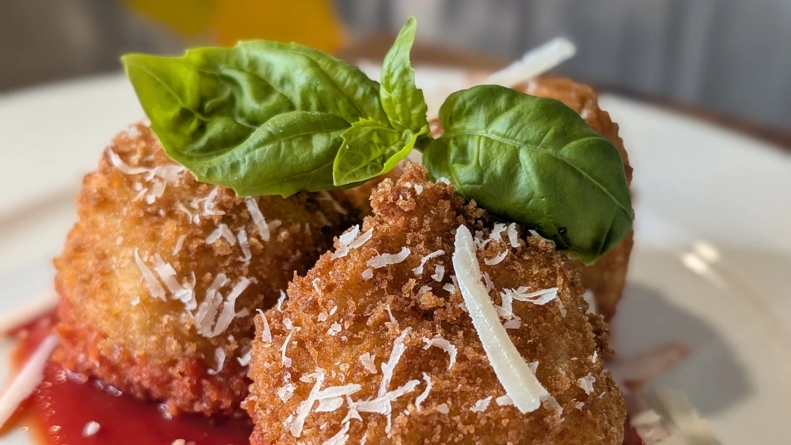 Shane's herb & cheese arancini balls med marinara saus: I dag