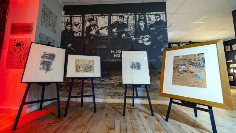 Tidligere usett kunstverk av den originale Beatle Stuart Sutcliffe vises
    

