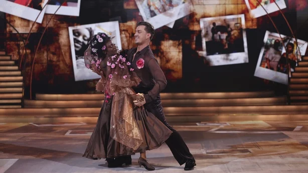 Tolü Makay og Maciej Zięba på uke fem av Dancing with the Stars Foto: Kyran O'Brien