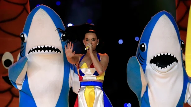 Katy Perry opptrer med dansere under Pepsi Super Bowl XLIX Halftime Show 