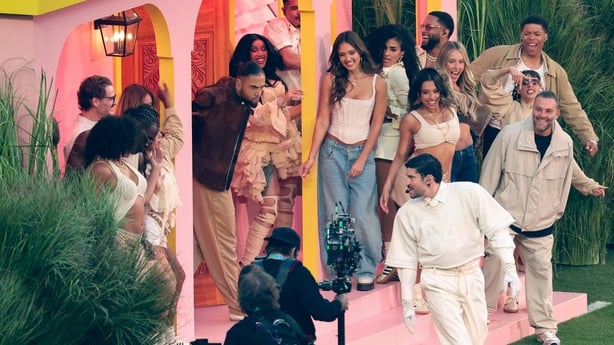 Pedro Pascal, Cardi B, Jessica Alba, Stephani Sosa, Bad Bunny, Alix Earle og David Grutman opptrer pÃ¥ Super Bowl LX 