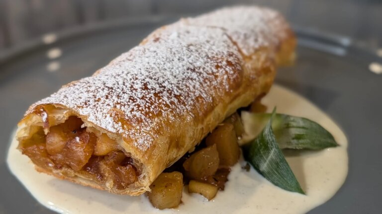 Derrys ananas, sultanas og eple bakt i butterdeig og kanelkrem
    

