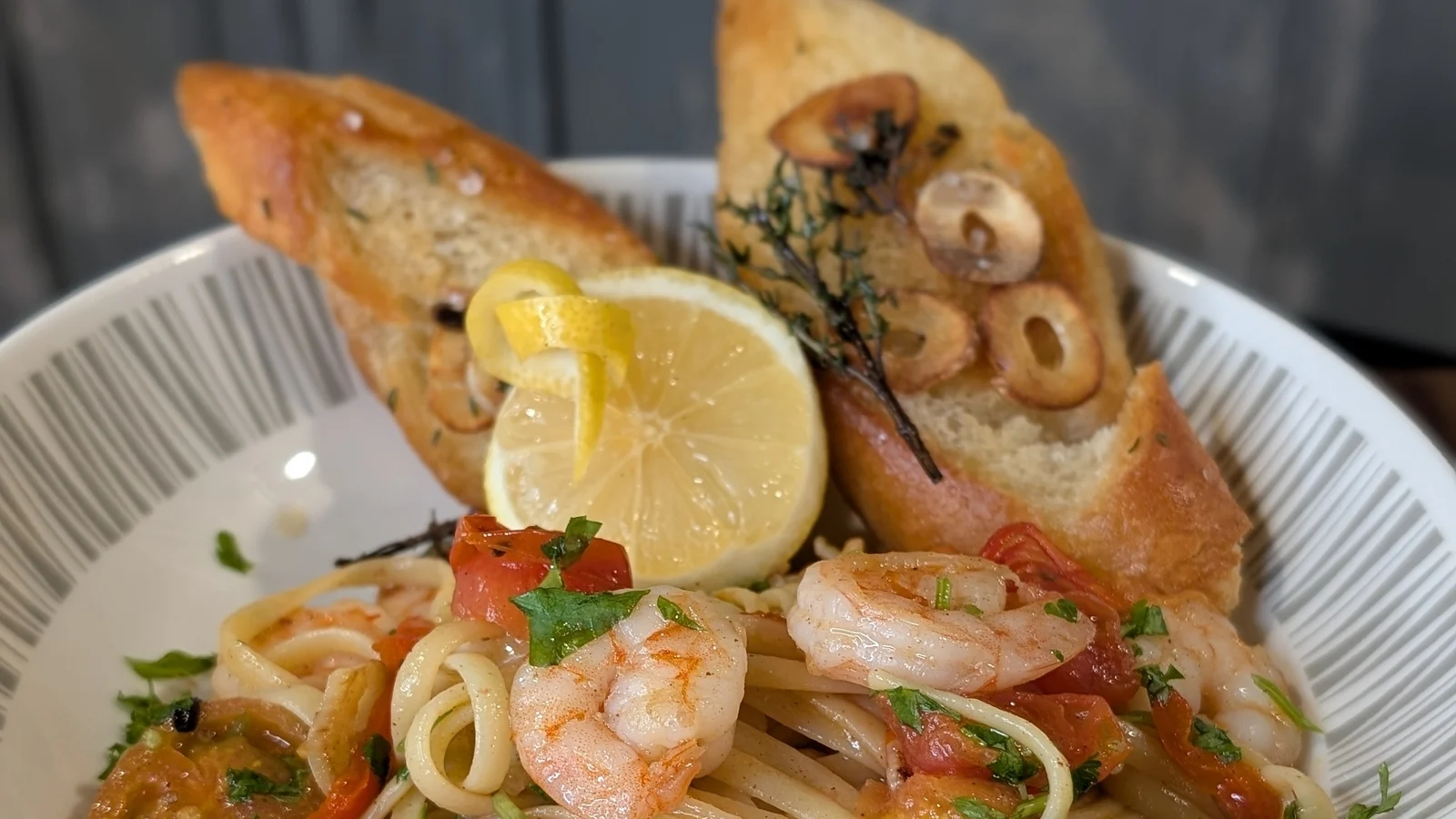 Derry Clarke's Prawn Linguine med chili, tomat og hvitløksbrød
