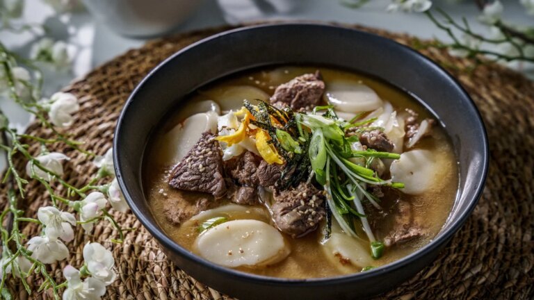 Gunmoo Kim's Tteokguk (koreansk biff- og riskaksuppe)
    

