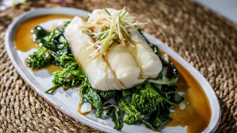 Kwanghi Chans dampede hvite fisk med ingefÃ¦r, koriander, vÃ¥rlÃ¸k og soya
    

