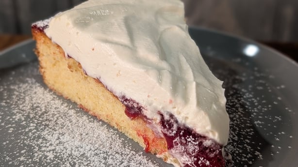 Victoria sockerkake med pisket krem og syltetøy