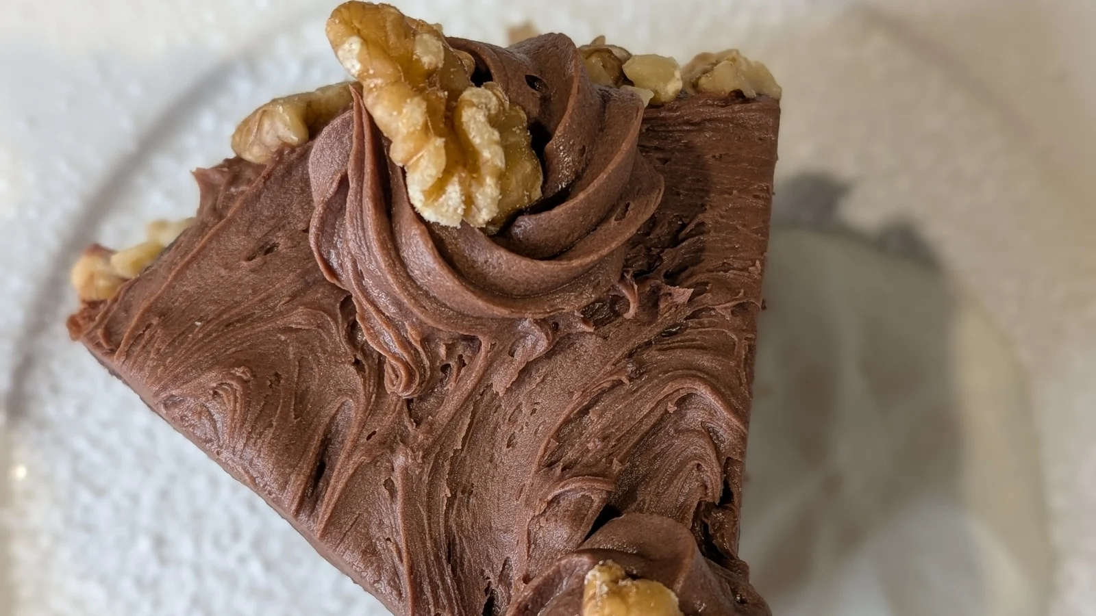 Sarah Butlers sjokoladekake med valnøtter og ganachefrosting