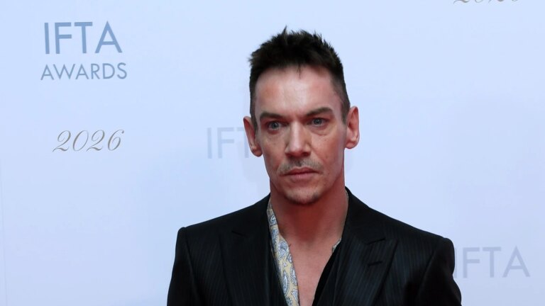 Jonathan Rhys Meyers kaller tapet av skogbrann i LA 'katartisk'
    

