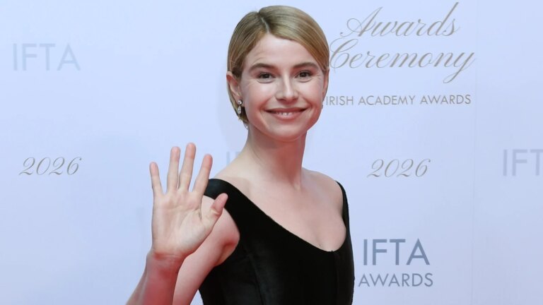 Jessie Buckley sier "Jeg elsker mÃ¸dre og jeg elsker kvinner" etter IFTA-seier for Hamnet
    

