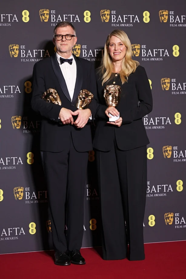 LONDON, ENGLAND â€“ 22. FEBRUAR: Paul Thomas Anderson (L) og Sara Murphy, vinnere av regissÃ¸rprisen, adapted manusprisen og kinematografiprisen for 