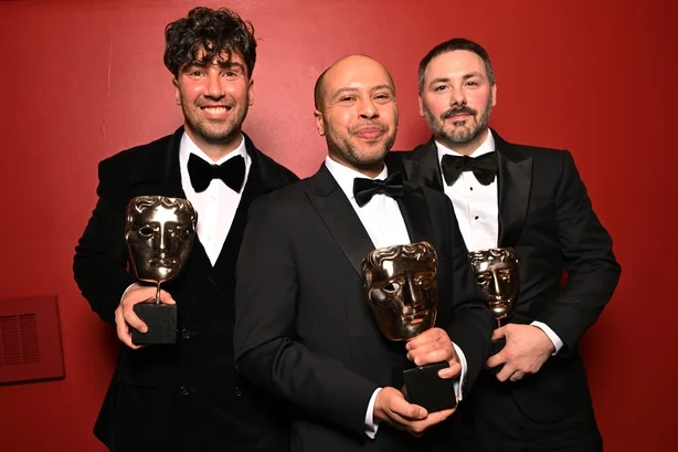 LONDON, ENGLAND â€“ 22. FEBRUAR: (LR) Ben Jackson, Dean Atta og Baz Sells poserer backstage med British Short Animation Award for 'Two Black Boys in Paradise' under EE BAFTA Film Awards 2026 i Royal Festival Hall 22. februar 2026 i London, England. (Foto av Kate Green/BAFTA/Getty I