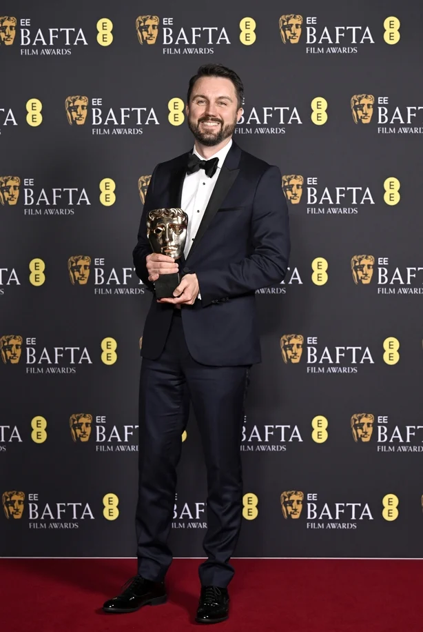 LONDON, ENGLAND â€“ 22. FEBRUAR: Andy Jurgensen poserer med redigeringsprisen for Â«One Battle After AnotherÂ» under EE BAFTA Film Awards 2026 i Royal Festival Hall 22. februar 2026 i London, England. (Foto: Gareth Cattermole/Getty Images)
