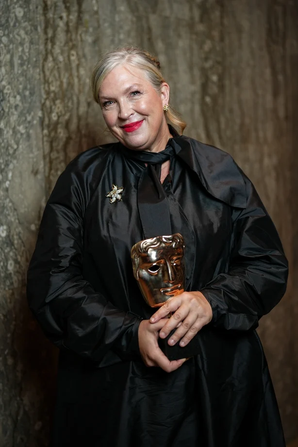 LONDON, ENGLAND â€“ 22. FEBRUAR: Kate Hawley, vinner av Costume Design Award for 'Frankenstein', poserer backstage under EE BAFTA Film Awards 2026 i Royal Festival Hall 22. februar 2026 i London, England. (Foto av Scott Garfitt/BAFTA via Getty Images)