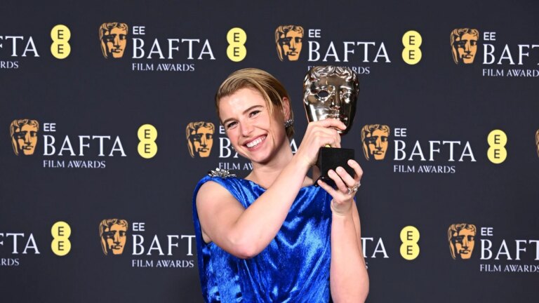 Gratulerer strÃ¸mmer inn for Jessie Buckley etter BAFTA-seieren
    

