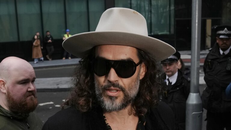 Russell Brand benekter ytterligere to anklager om seksuell overtredelse, inkludert voldtekt
    

