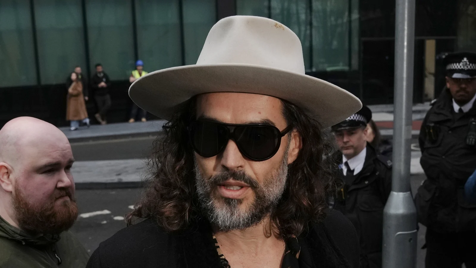 Russell Brand benekter ytterligere to anklager om seksuell overtredelse, inkludert voldtekt