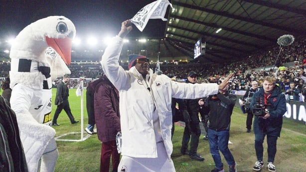 Swansea City AFC-klubbmedeier Snoop Dogg gÃ¥r rundt pÃ¥ banen fÃ¸r Sky Bet Championship-kampen mellom Swansea City og Preston North End