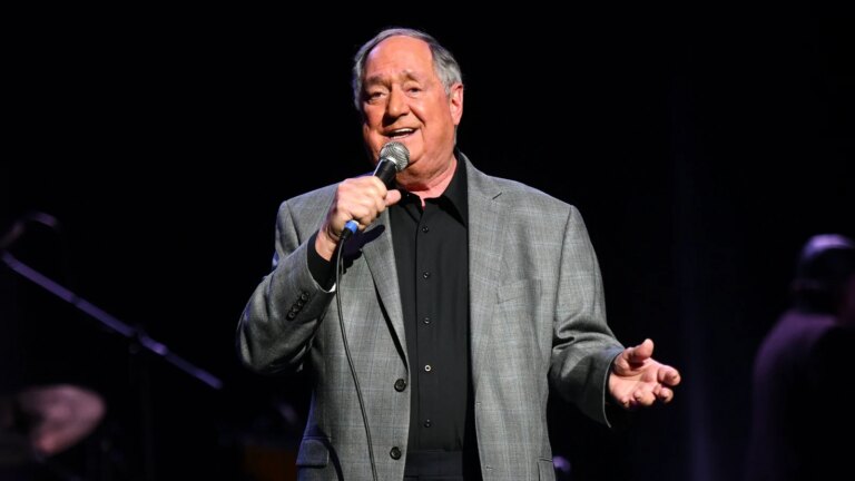 Neil Sedaka, singer-songwriter bak dusinvis av hits fra 1960- og 70-tallet, dÃ¸r 86 Ã¥r gammel
    

