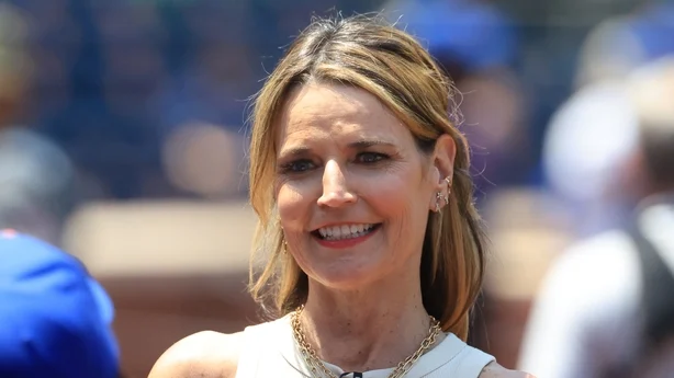 NEW YORK, NEW YORK â€“ 6. JULI: Savannah Guthrie ser pÃ¥ fra banen fÃ¸r kampen mellom New York Yankees og New York Mets pÃ¥ Citi Field 6. juli 2025 i New York City. (Foto av Justin Casterline/Getty Images)