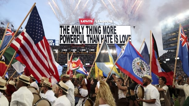 Bad Bunny opptrer pÃ¥ scenen under Super Bowl LX Halftime Show 