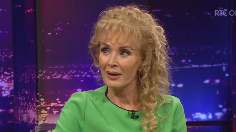 Beverley Callard deler kreftdiagnosen pÃ¥ Late Late Show
    


