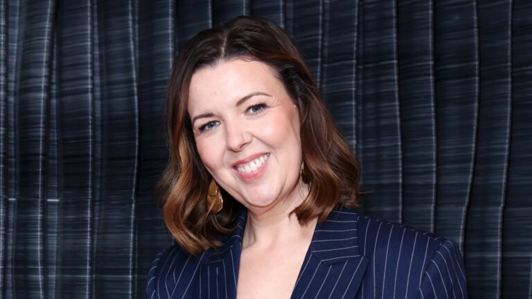 Derry Girls-skaper Lisa McGee: Â«Yngre du har noen ganger svaretÂ»
    

