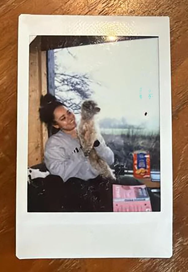 Sara i Hertfordshire-hytta 