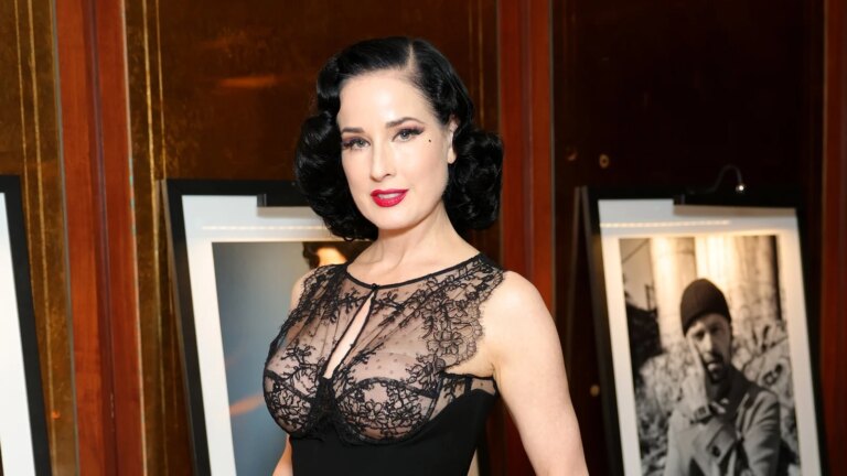 Dita Von Teese lager Claddagh-ringen pÃ¥ verkstedet i Dublin
    

