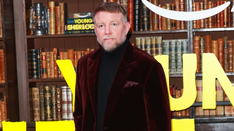 Guy Ritchie: Ã… besÃ¸ke Sherlock Holmes pÃ¥ nytt for ny TV-serie var "helt friskt"
    

