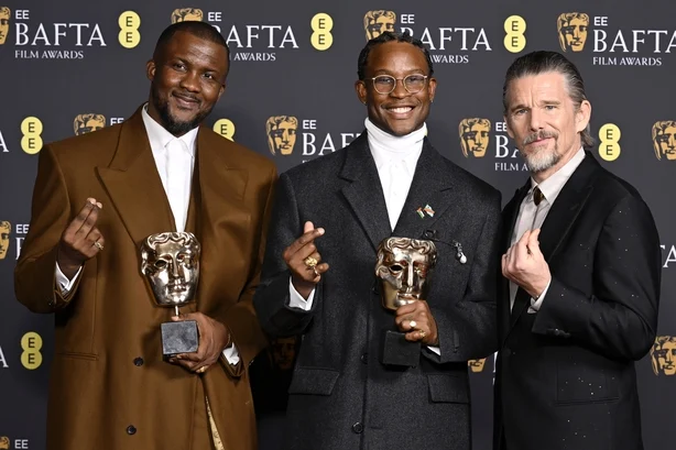 LONDON, ENGLAND â€“ 22. FEBRUAR: Akinola Davies Jr, Wale Davies med enestÃ¥ende debut av en britisk forfatter, regissÃ¸r eller produsent for 'My Father's Shadow' poserer med programleder Ethan Hawke under EE BAFTA Film Awards 2026 i Royal Festival Hall 20262. februar i London, England. (Foto 