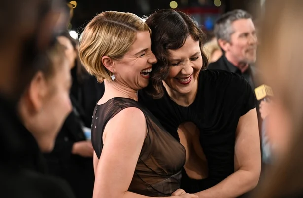 LONDON, ENGLAND â€“ 26. FEBRUAR: Jessie Buckley og regissÃ¸r Maggie Gyllenhaal deltar pÃ¥ verdenspremieren pÃ¥ "BRUDEN!" pÃ¥ Leicester Square i London. pÃ¥ Cineworld Leicester Square 26. februar 2026 i London, England. (Foto av Kate Green/Getty Images for Warner Bros. Pictures)