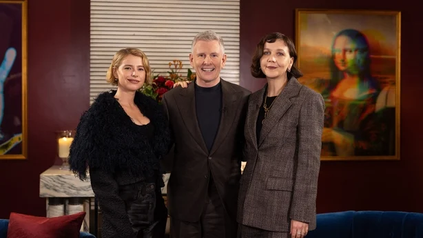 (LR) Jessie Buckley, Patrick Kielty og Maggie Gyllenhaal pÃ¥ The Late Late Show