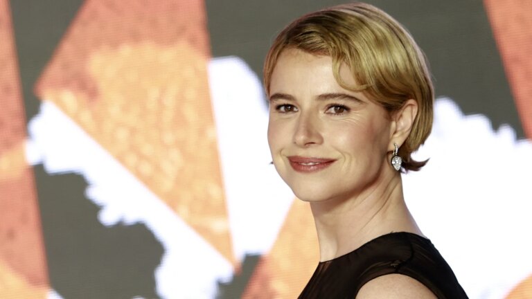 Jessie Buckleys nye film The Bride! har verdenspremiere i London
    

