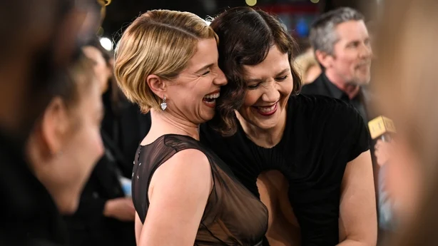 Jessie Buckley og Maggie Gyllenhaal deltar pÃ¥ verdenspremieren pÃ¥ The Bride! pÃ¥ Leicester Square i London pÃ¥ Cineworld Leicester Square 26. februar 2026 (Foto av Kate Green/Getty Images for Warner Bros. Pictures)