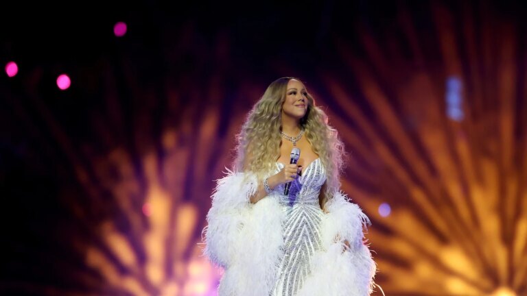 Mariah Carey imponerer publikum med italiensk sang under Ã¥pningsseremonien for vinter-OL
    

