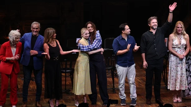 Michelle Williams og Katie Holmes omfavner scenen mens Mary Beth Peil, John Wesley Shipp, Mary Beth Peil, Lin-Manuel Miranda, Joshua Jackson og Busy Phillips deltar pÃ¥ Dawson's Creek Class Reunion