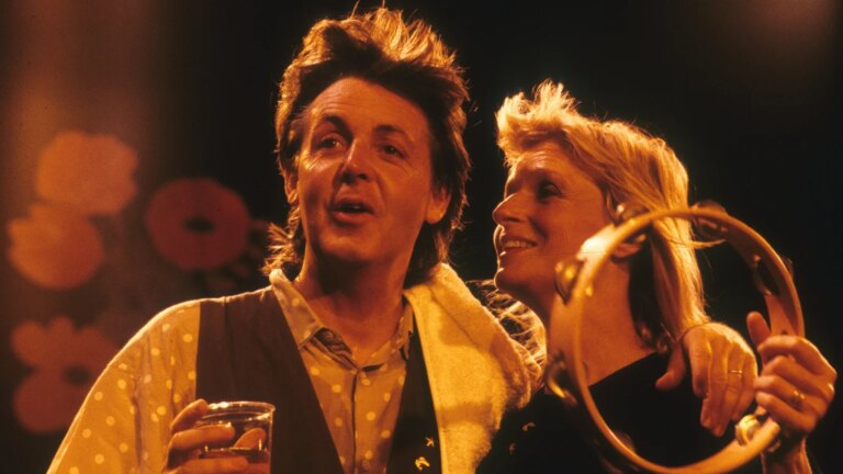 Paul McCartney er glad for Ã¥ se sÃ¥ mye av sin avdÃ¸de kone Linda i den nye dokumentaren Man on the Run
    

