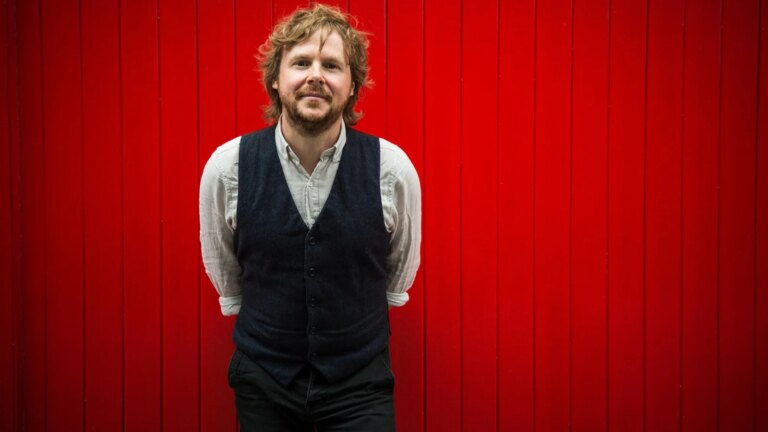 Se: Oliver Cole slipper ny singel og video
    

