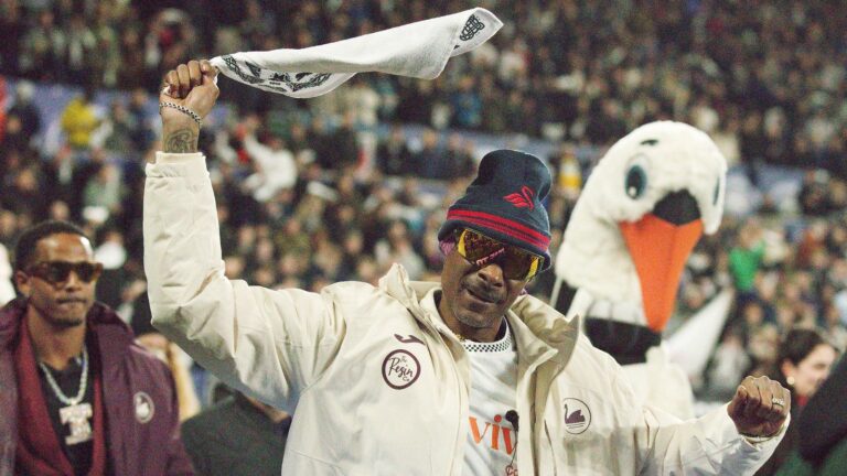 Snoop Dogg Ã¸nsket velkommen av spente Swansea fotballfans