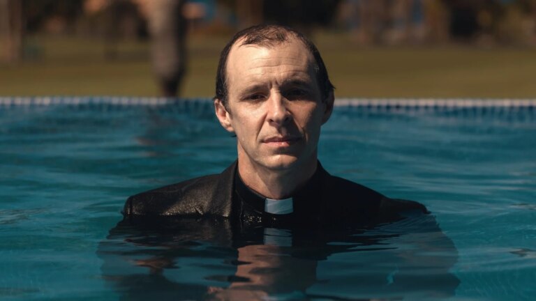 Tom Vaughan-Lawlor dykker ned i Disse hellige lÃ¸ftene
    

