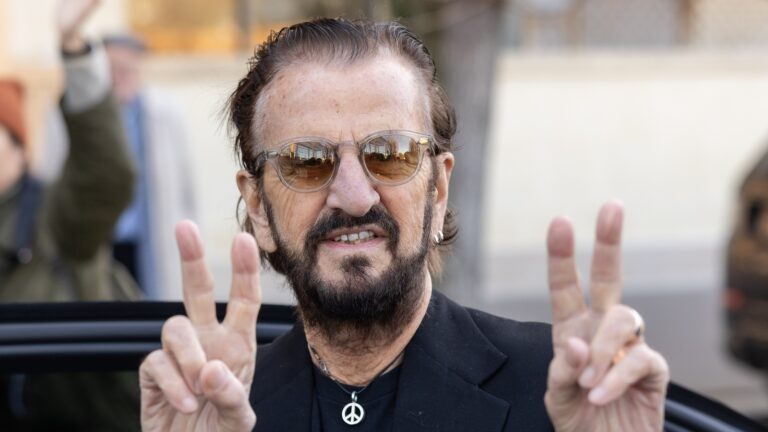 Tidligere Beatles-trommeslager Ringo Starr kunngjÃ¸r nytt album og gir ut ny singel