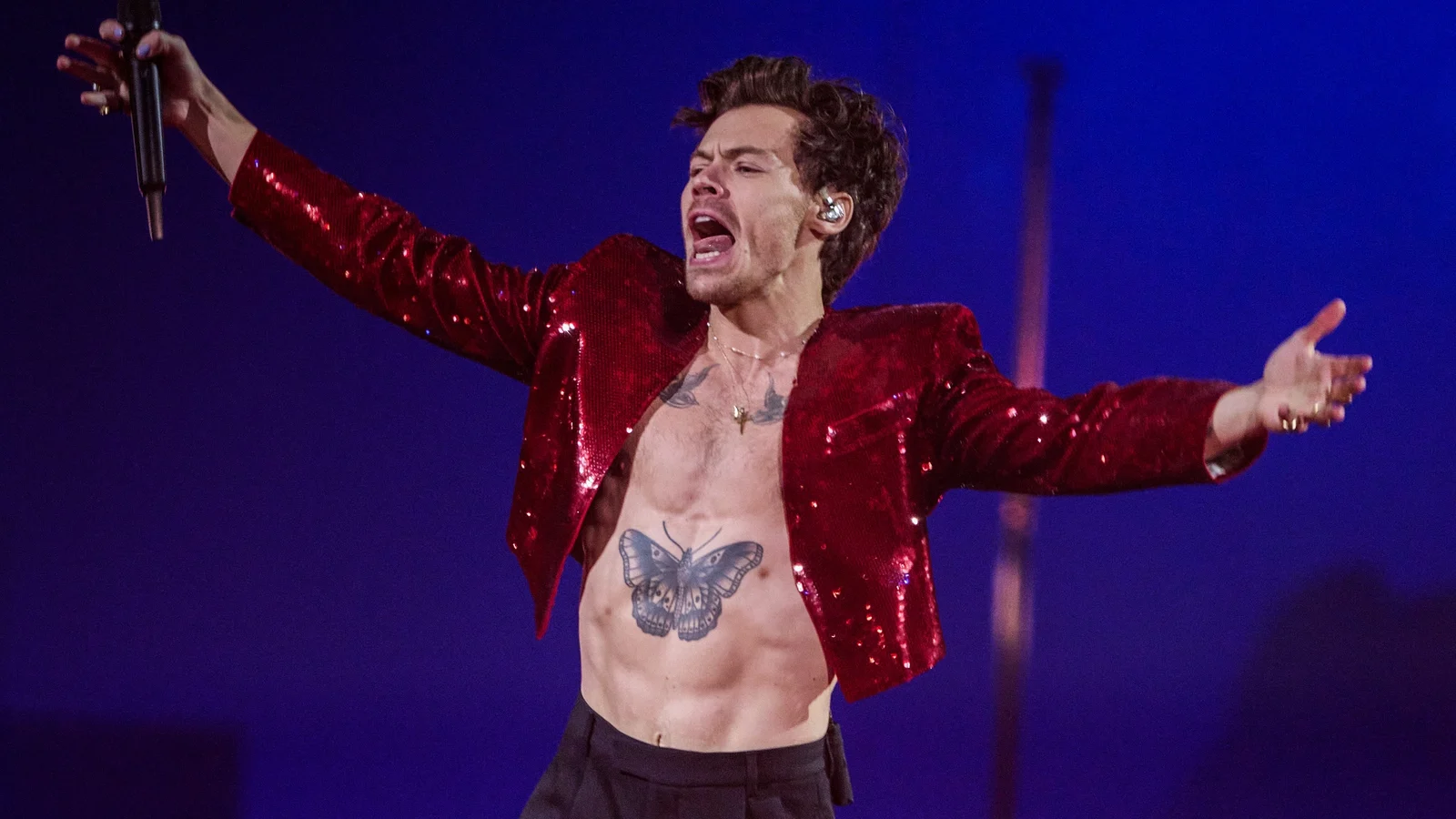 Harry Styles sier at han noen ganger fÃ¸lte seg "eksistensiell" mens han turnerte